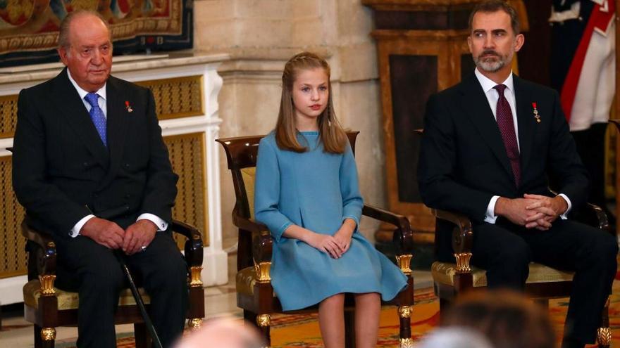 Juan Carlos I y Felipe VI en la entrega del Toisón de Oro a la princesa Leonor. // AFP