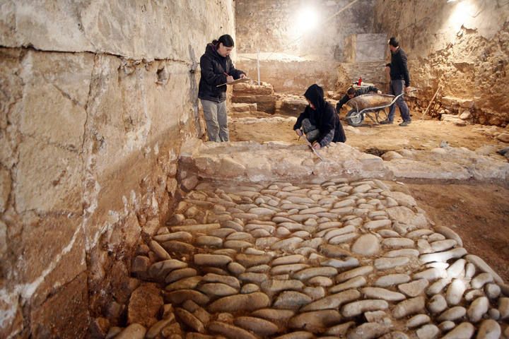 Un antic paviment del segle XIV, al descobert