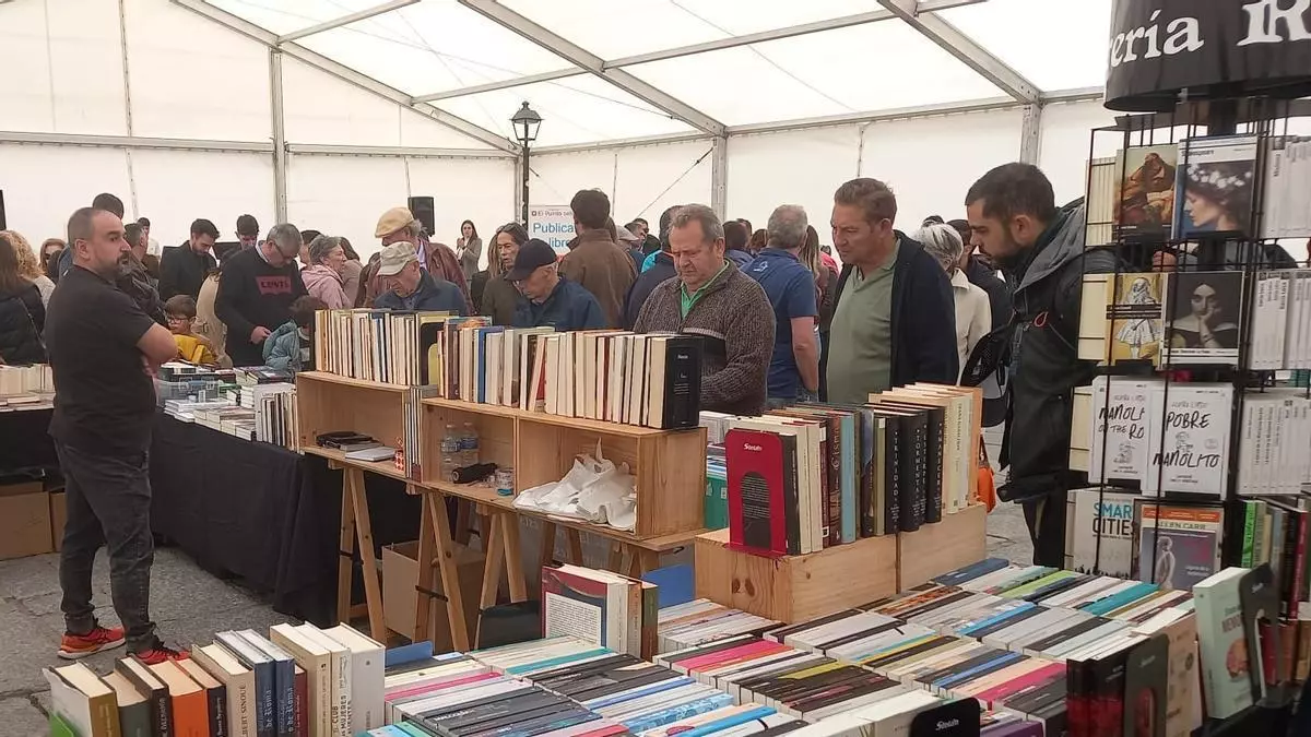 Toro invita a releer la historia en una nueva edición de su Feria del Libro
