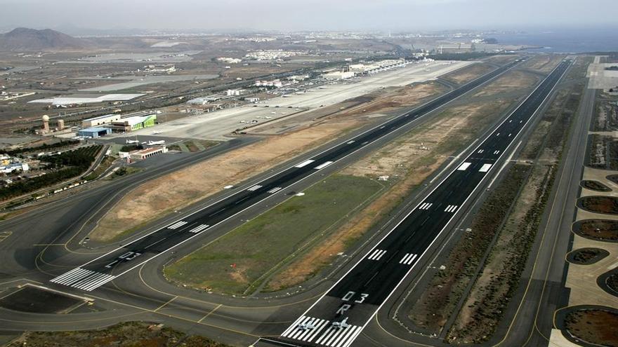 Archivo - Las dos pistas del aeropuerto de Gran Canaria