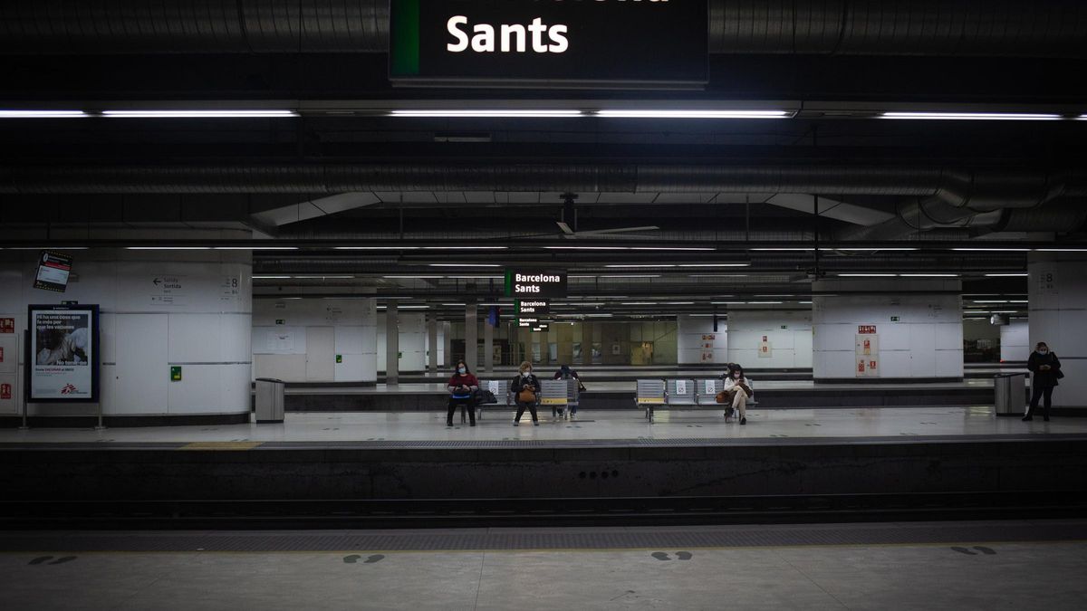 Archivo - Andenes vacíos en la estación de Sants, en días previos al puente de la Constitución, en Barcelona, Catalunya (España), a 1 de diciembre de 2020.
