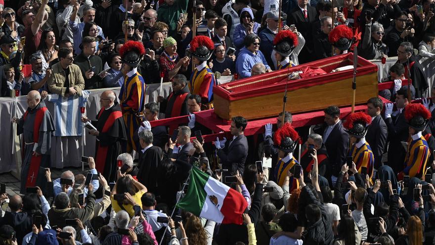 Trasladan los restos mortales del papa Francisco a la basílica de San Pedro