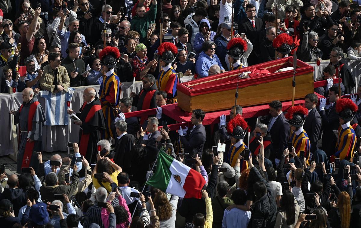 Vatican City (Vatican City State (Holy See)), 23/04/2025.- Pallbearers carry the coffin of Pope Francis past faithful to Saint Peters Basilica, in Vatican City, 23 April 2025. The body of the late pontiff was transferred from the Chapel of Casa Santa Marta to Saint Peters Basilica for three days of lying in state. The funeral will take place on 26 April 2025. (Papa) EFE/EPA/RICCARDO ANTIMIANI Vatican City (Vatican City State (Holy See)), 23/04/2025.- Pallbearers carry the coffin of Pope Francis past faithful to Saint Peters Basilica, in Vatican City, 23 April 2025. The body of the late pontiff was transferred from the Chapel of Casa Santa Marta to Saint Peters Basilica for three days of lying in state. The funeral will take place on 26 April 2025. (Papa) EFE/EPA/RICCARDO ANTIMIANI