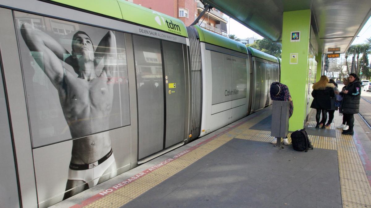 Alcaraz, nueva imagen de Calvin Klein, en un tranvía de Murcia