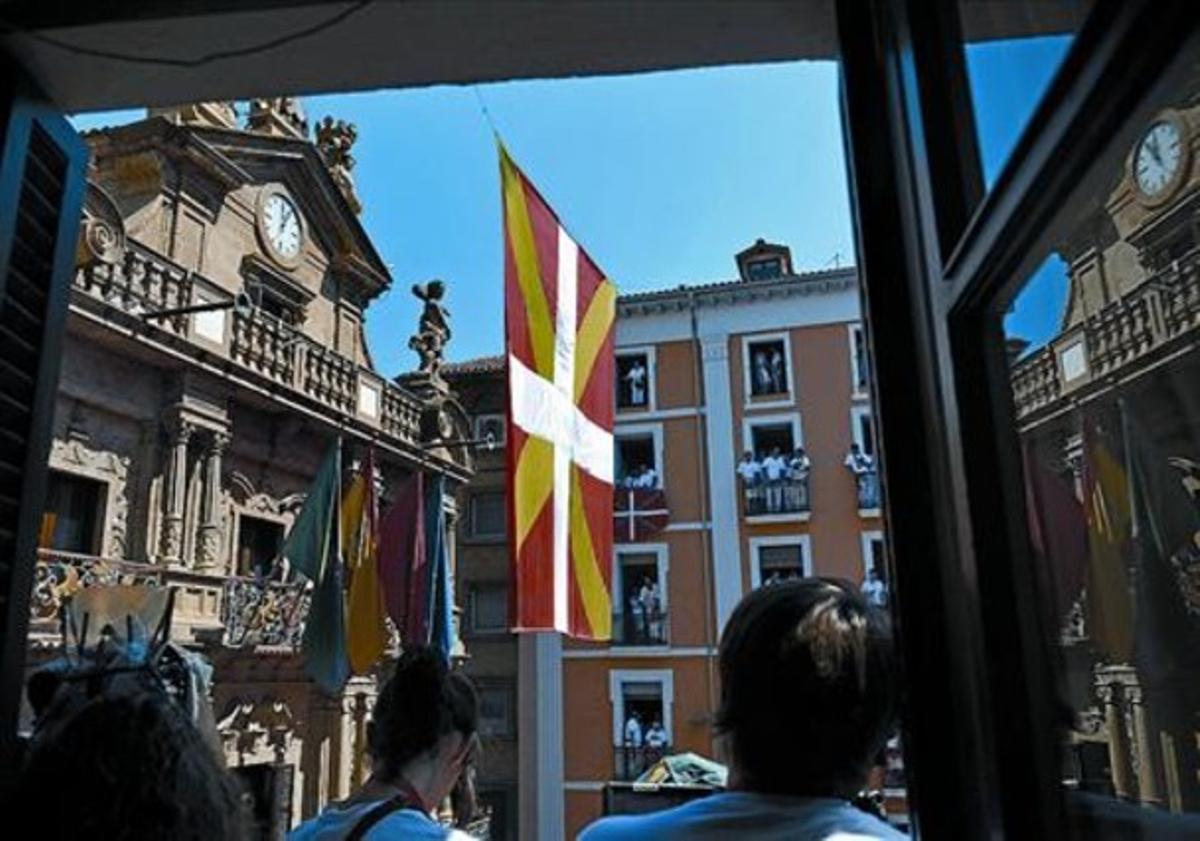 L’enorme ’ikurriña’ desplegada davant de la façana de l’Ajuntament de Pamplona, ahir. L’enorme ’ikurriña’ desplegada davant de la façana de l’Ajuntament de Pamplona, ahir.