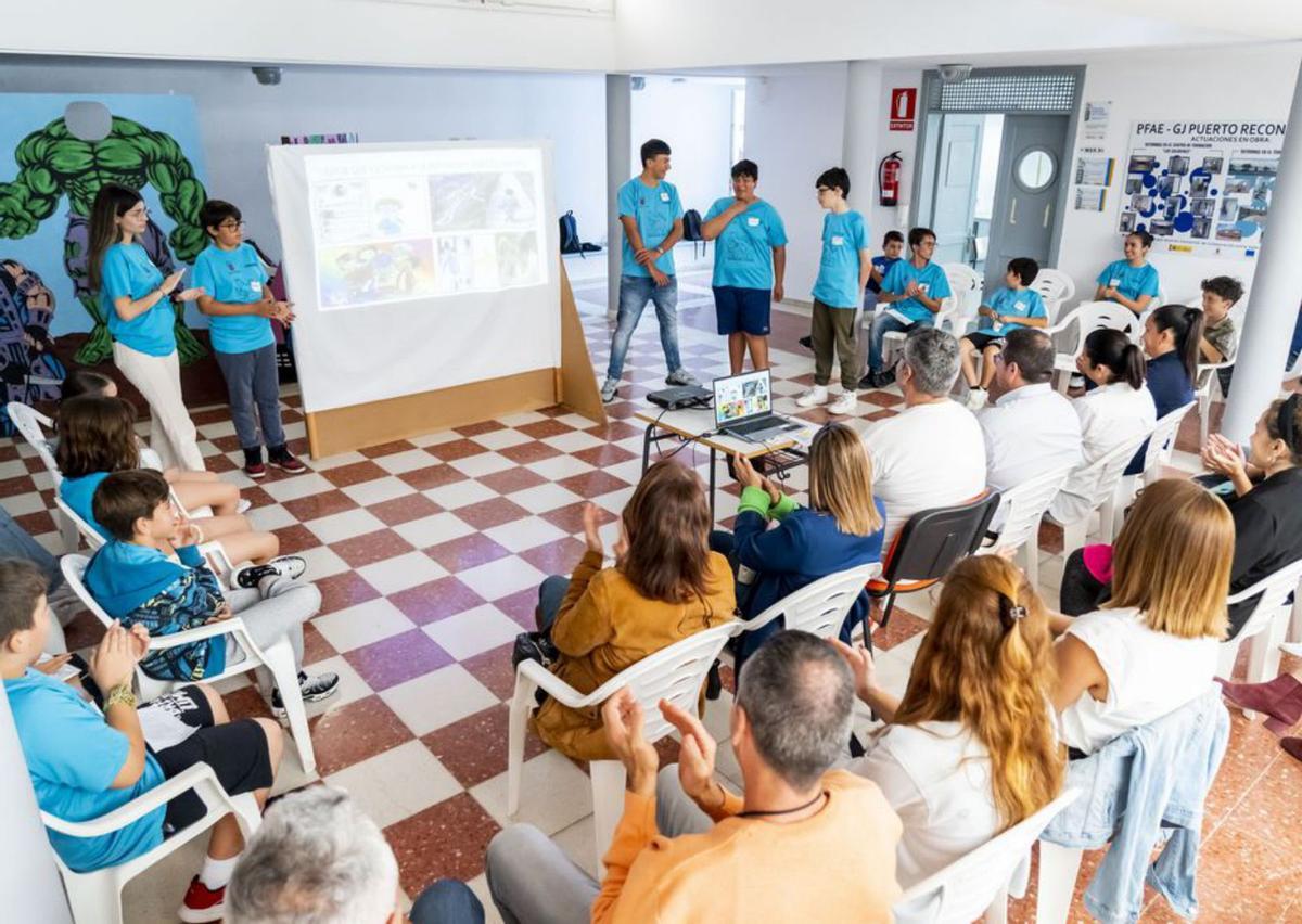 Imagen de los jóvenes planteando sus demandas a los miembros del Consistorio. | | LP