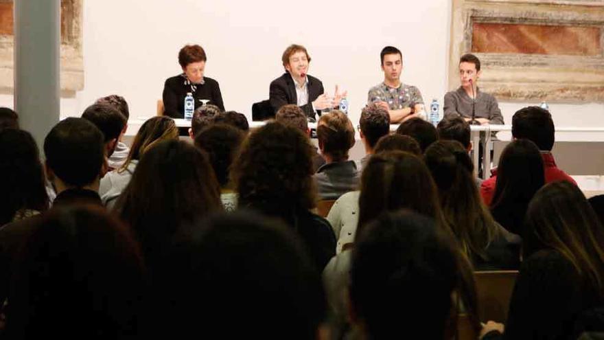 El segundo por la izquierda, el escritor Daniel Gascón, durante su intervención ante los jóvenes.