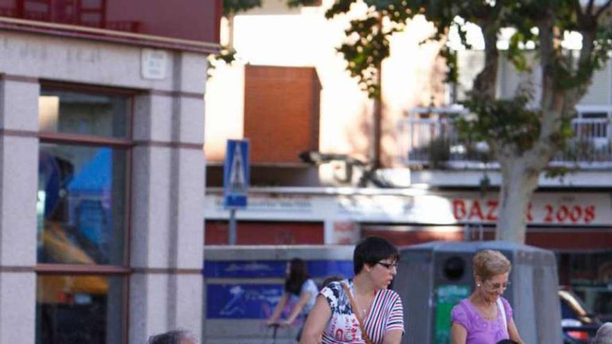 Un grupo de jubilados en la ciudad.