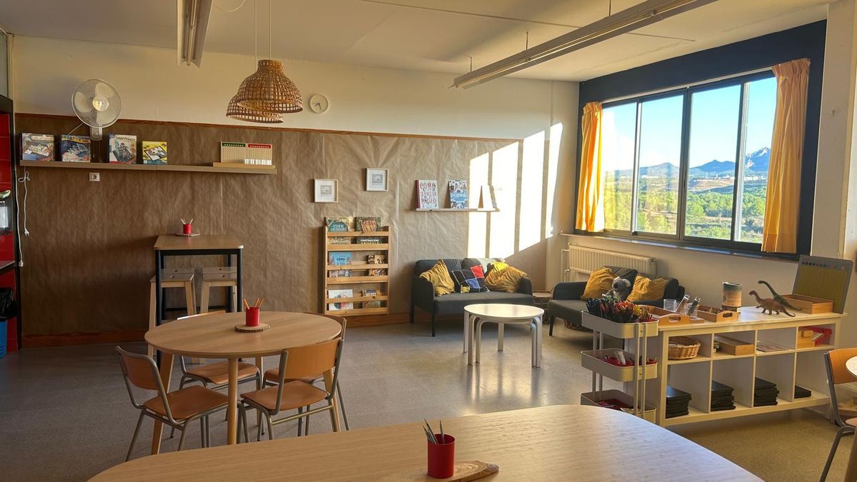 Una de les aules de l'escola amb diferents espais per seure