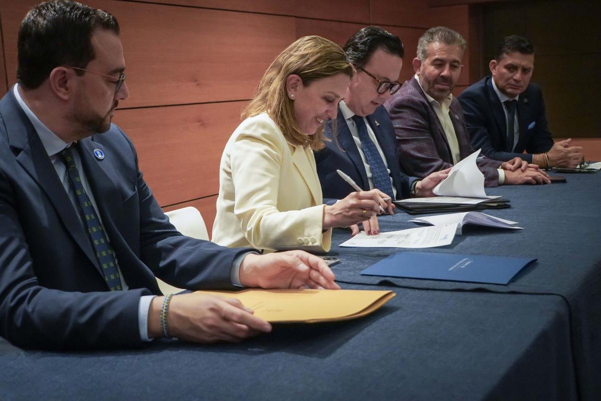 María Calvo, presidenta de Fade, firma el acuerdo de colaboración con Coparmex, con su presidente Juan José Sierra (de origen asturiano) a su izquierda.