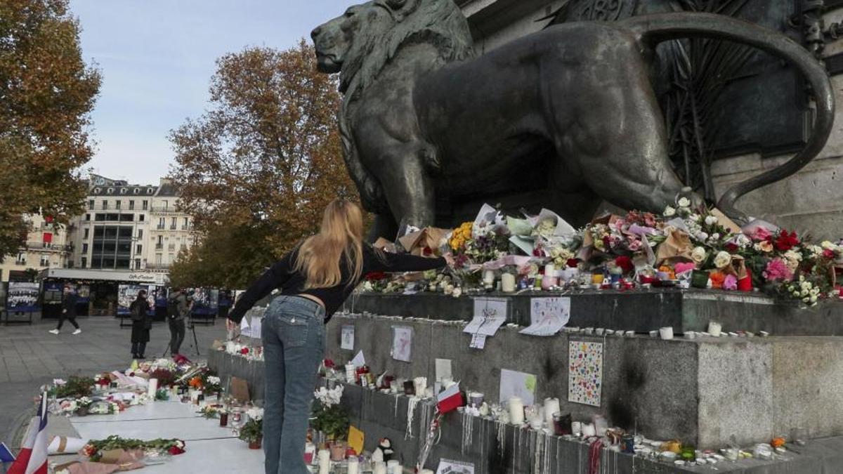 Altar improvisado en la plaza de la República de Paris, en homenaje a las víctimas de los ataques yihadistas del 13 de noviembre de 2015.