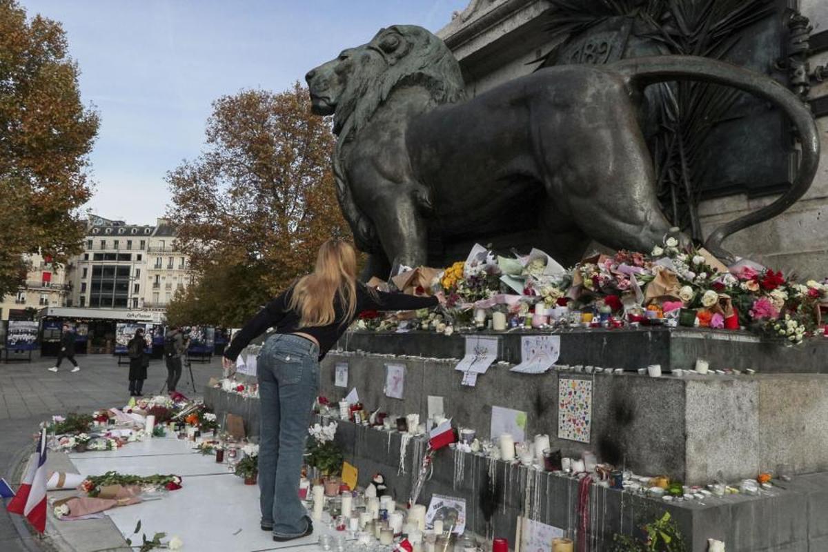 Altar improvisado en la Place de la République de París, en homenaje a las víctimas de los atentados yihadistas del 13 de noviembre de 2015.