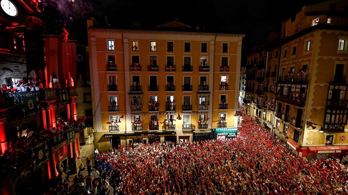 A las 12 de la noche, se han dado por finalizados oficialmente los Sanfermines 2025 con el canto del Pobre de Mí.