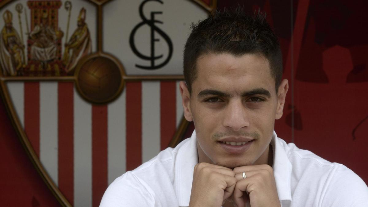 Ben Yedder posa delante del escudo del Sevilla para la cámara de El Correo. / Manuel Gómez