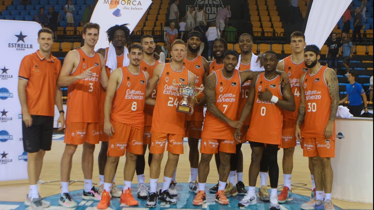Los jugadores del Valencia Basket, con el trofeo de campeones del Torneo Ciutat de Maó