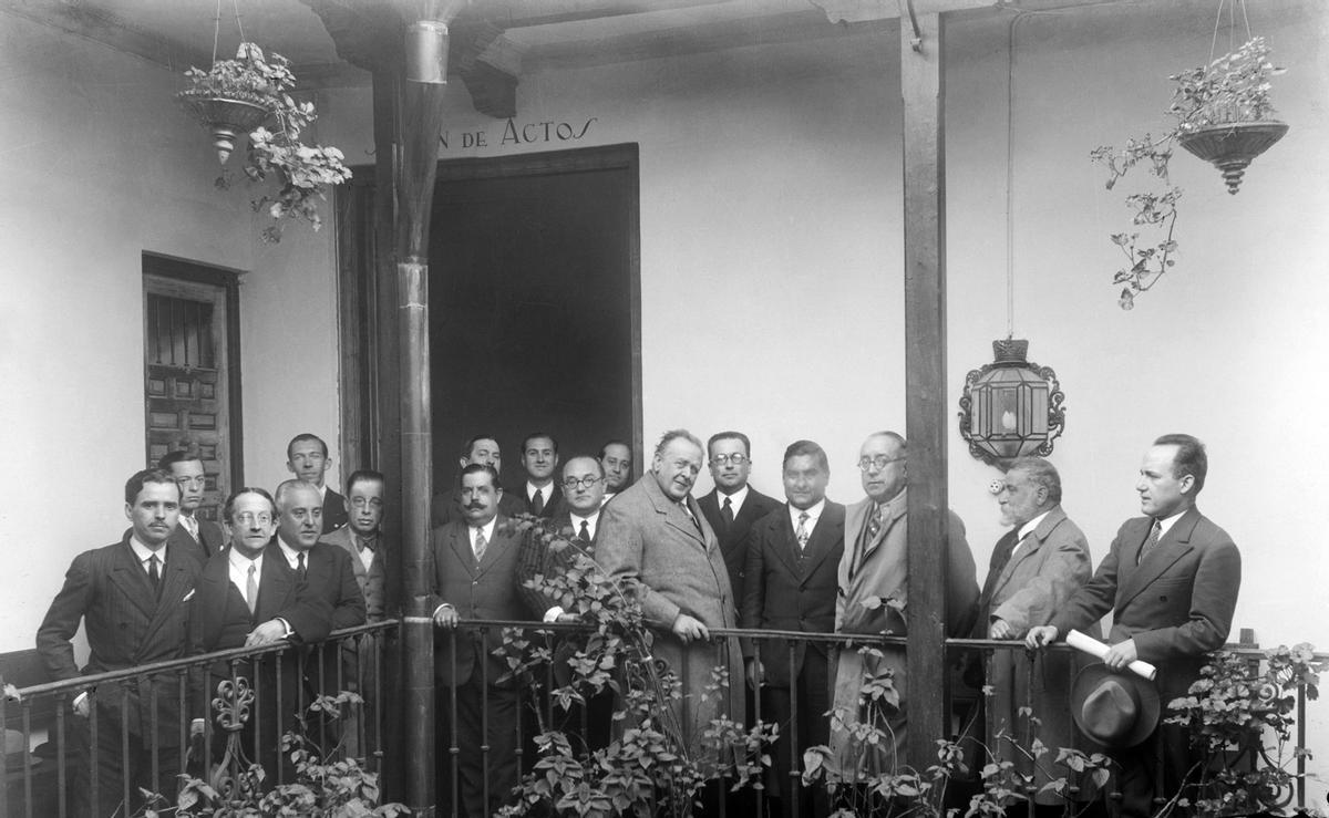 Miembros de la Sociedad Económica de Amigos del País, entre ellos Luis Cambronero, en 1931.