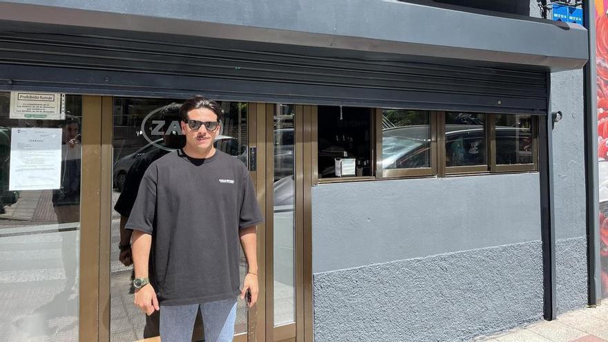 Vídeo | Alfonso Pérez reabre el bar Zani en la plaza de Bruselas de Cáceres