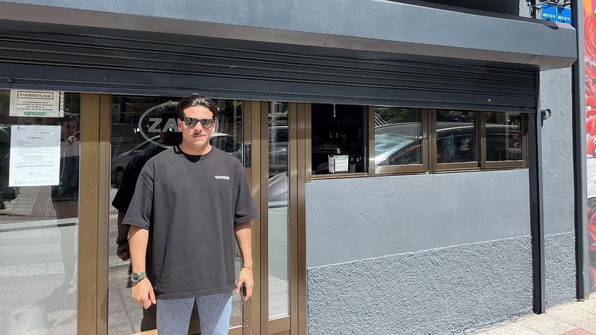 Vídeo | Alfonso Pérez reabre el bar Zani en la plaza de Bruselas de Cáceres