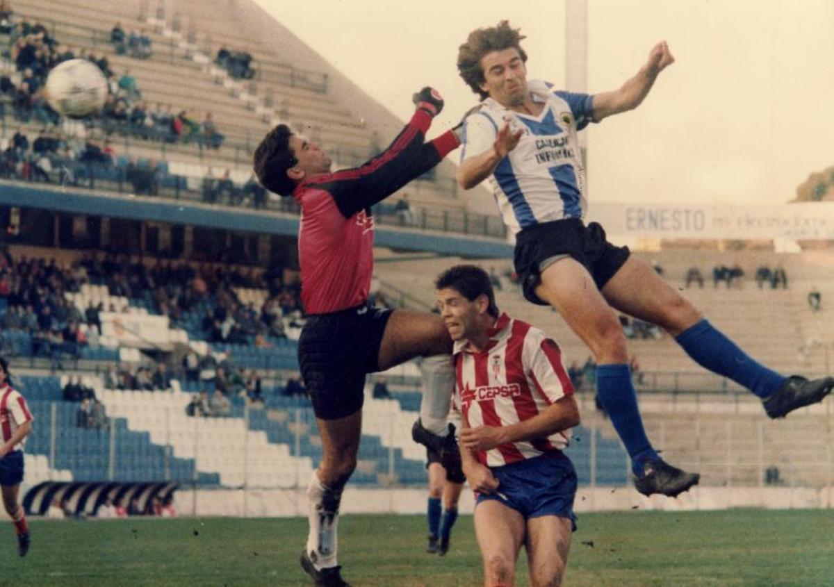 Forcadell en acció durant un partit amb l’Hèrcules (1988-90).