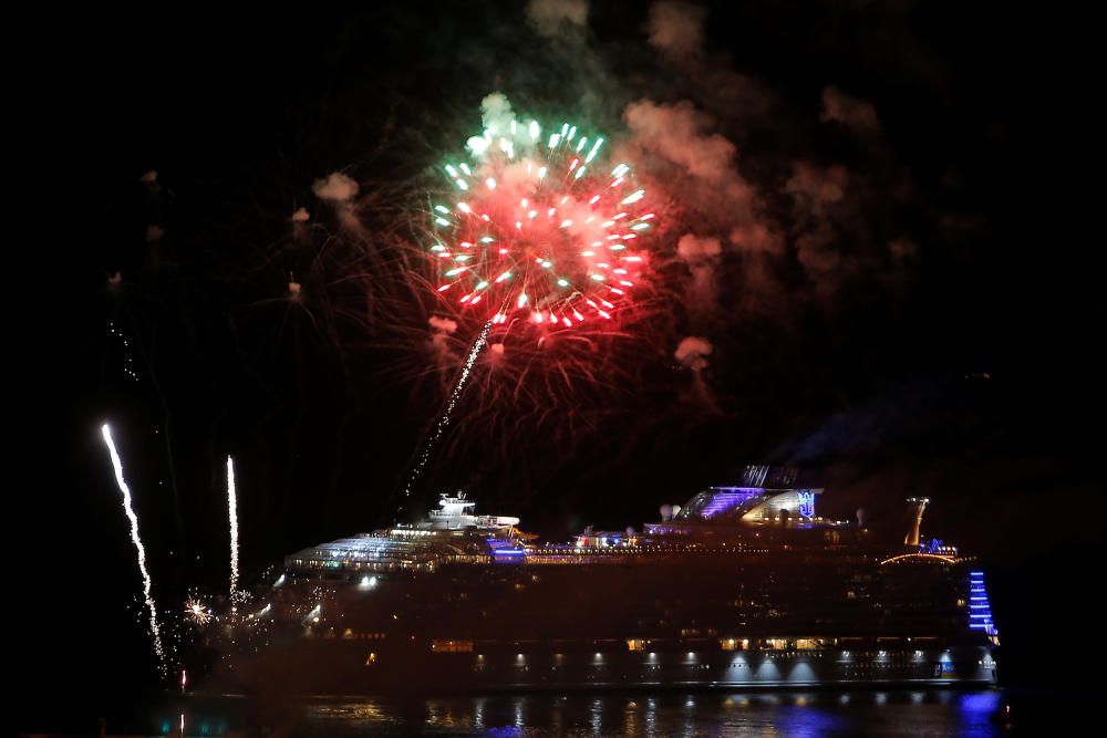 El megacrucero de Royal Caribbean abandonaba el puerto de Málaga el Martes Santo por la tarde bajo un espectáculo de fuegos artificiales.