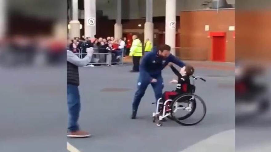 El bonito gesto de Juan Mata con un niño que está revolucionando la red