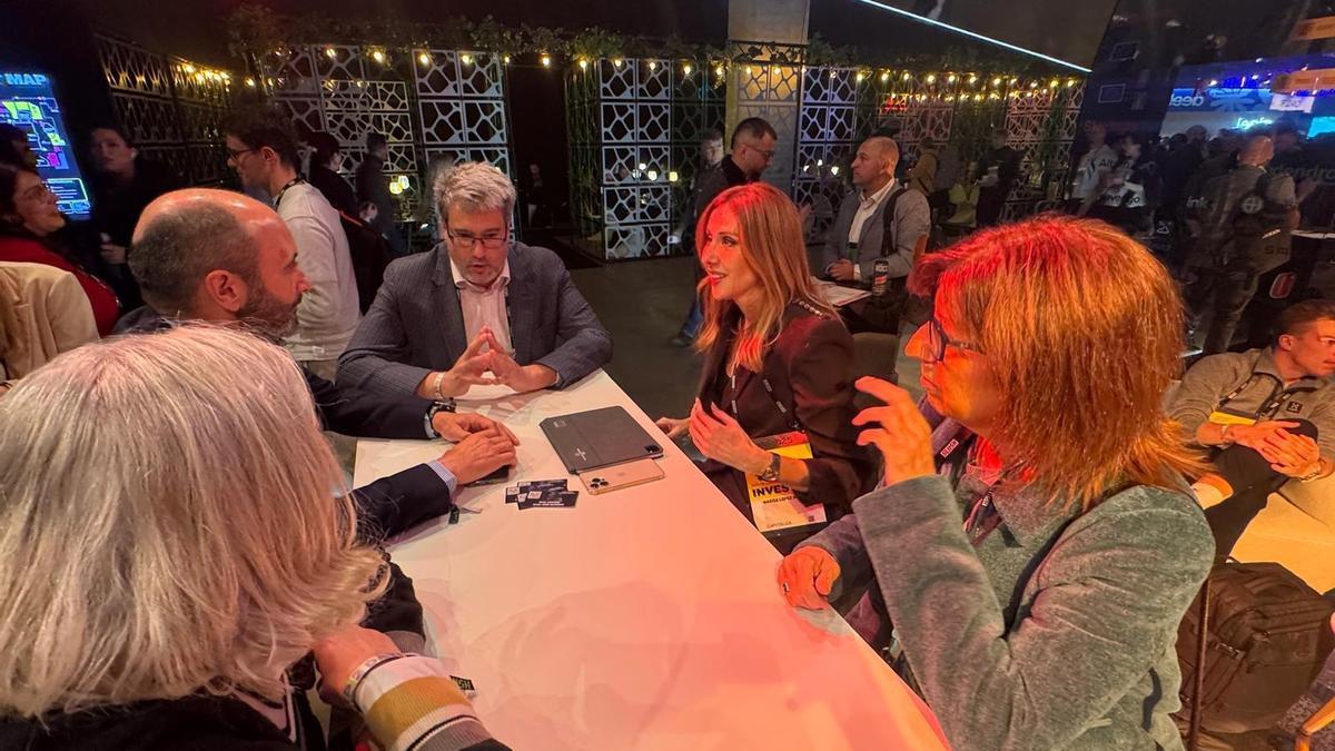 La consejera de Empresa, Marisa López, y el director del Info, Joaquín Gómez, durante uno de los encuentros en la Feria Slush.