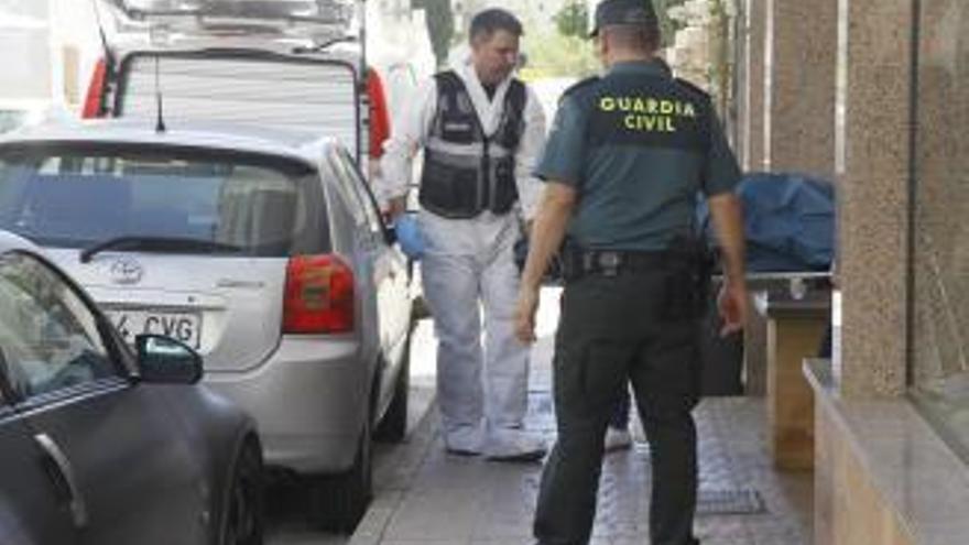 Levantamiento del cadáver de Lucía Patrascu, supuestamente asesinada por su marido en el Port de Pollença.