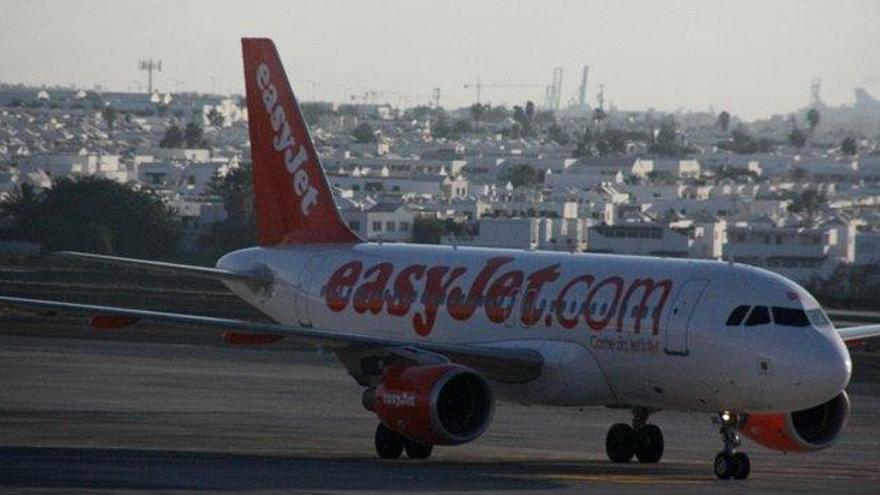 Imagen de archivo de un avión de Easyjet en la pista del aeropuerto de Lanzarote