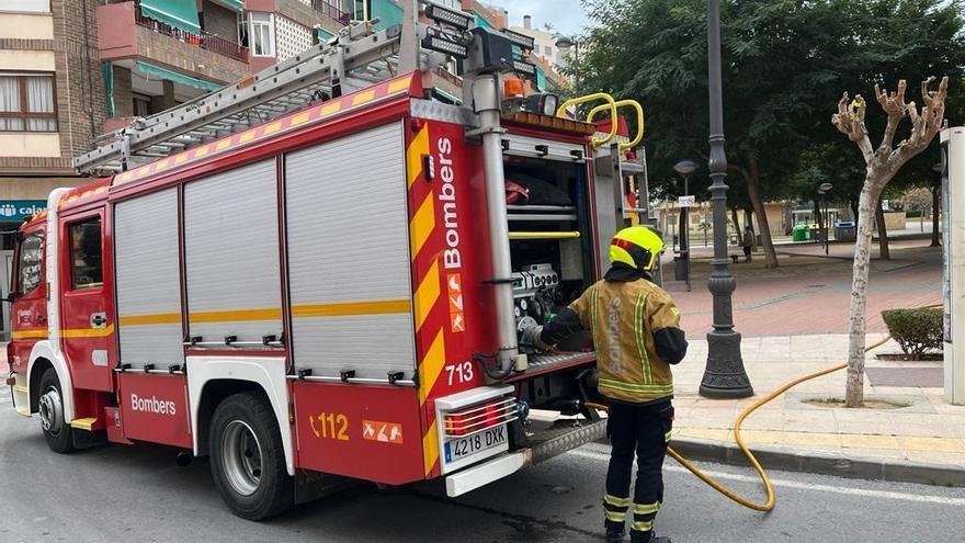 Los bomberos sofocan un incendio en el interior de una vivienda provocado por unos trabajos de soldadura en El Campello