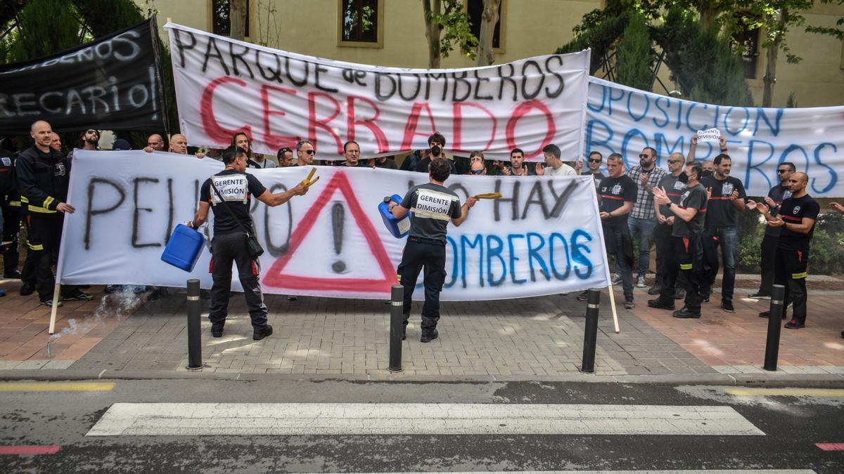 Bomberos concentrados en la puerta de San Esteban, en Murcia, para exigir mejoras laborales.