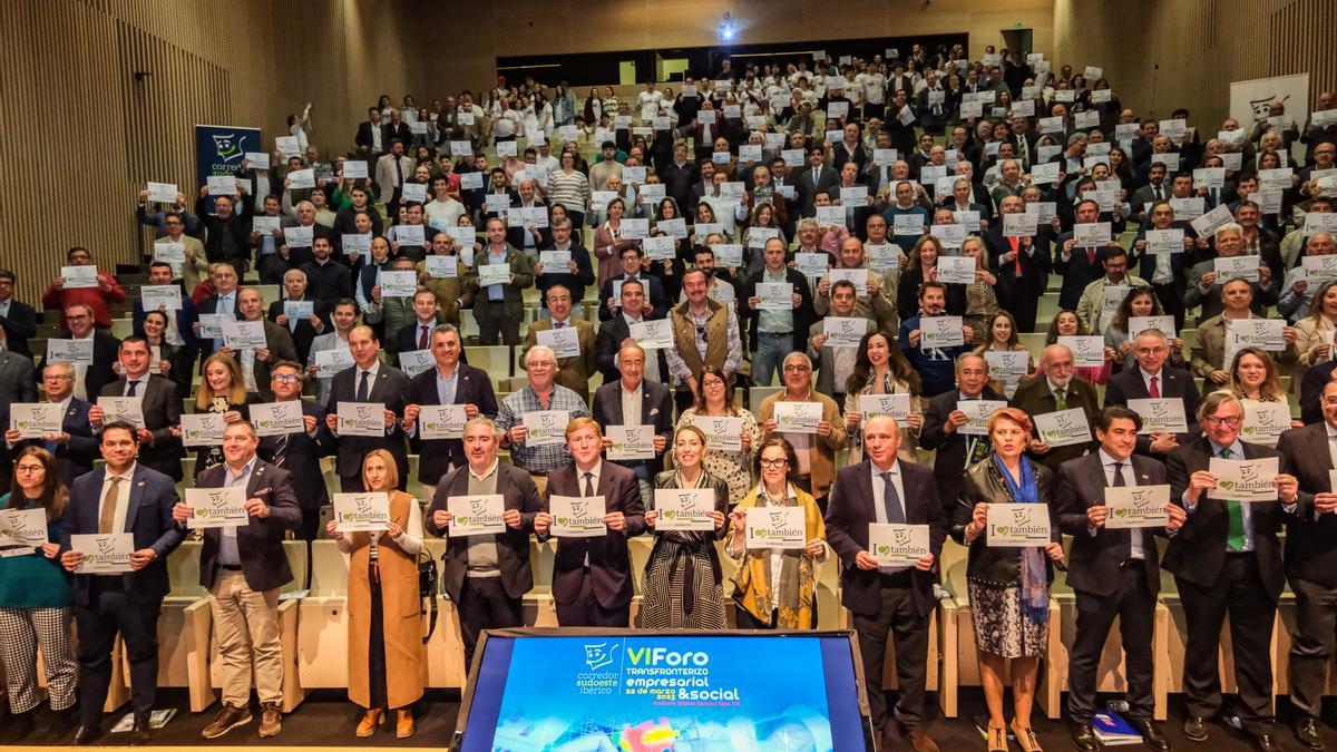 El público asistente reivindica con carteles la llegada del corredor del sudoeste ibérico.