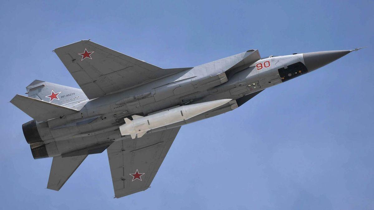 Misil Kinzhal, 'daga en ruso, acoplado a un avión de combate.