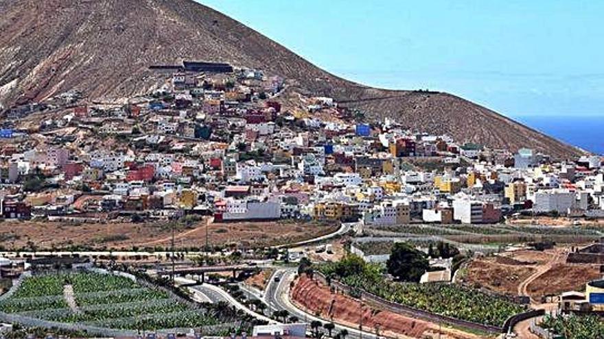 Vista de los barrios de Becerril y La Atalaya, con fincas de plataneras a los pies de la montaña y junto a la autovía del Norte.