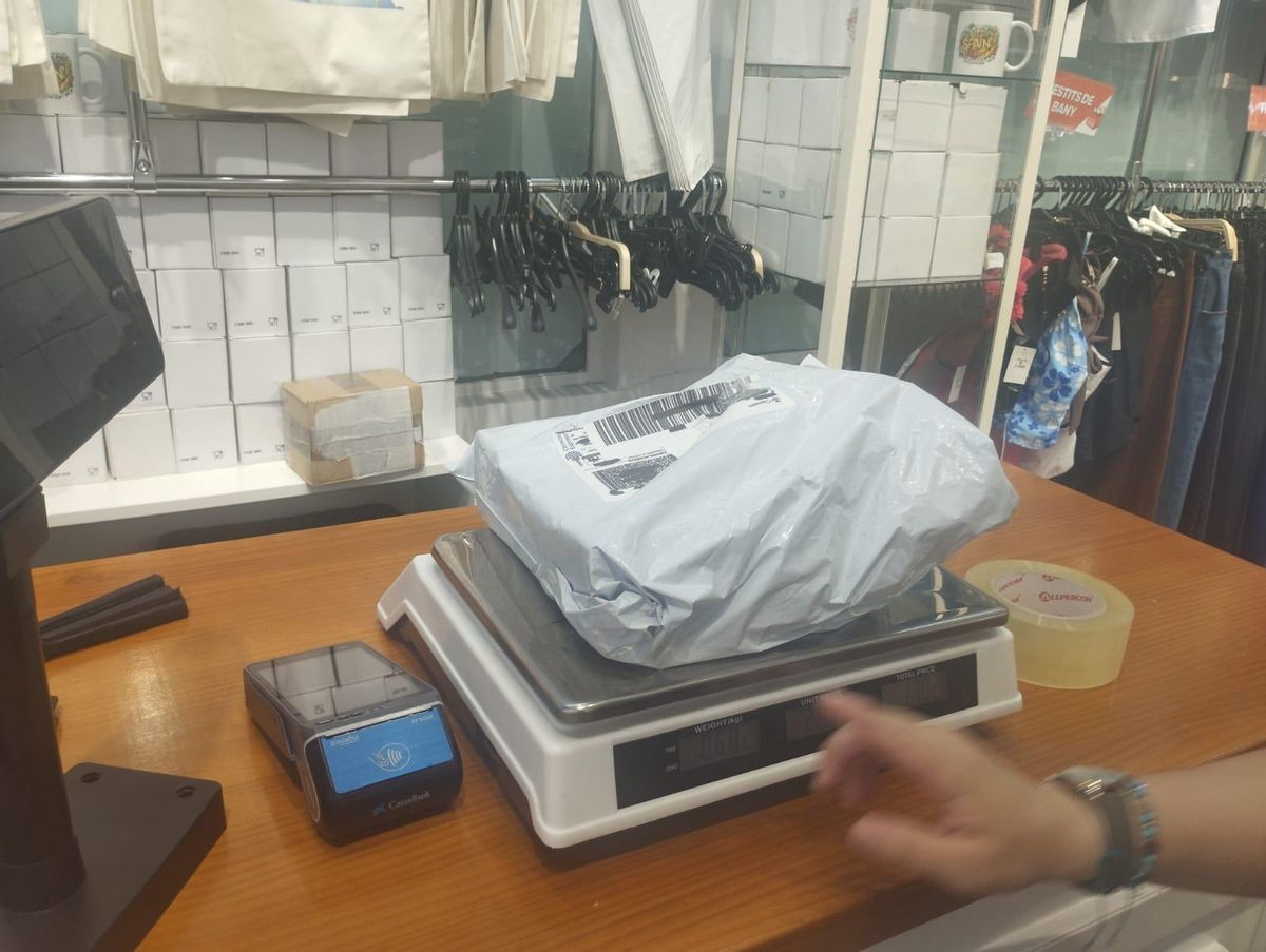 Balanza donde se pesan los artículos en Surprise Box.