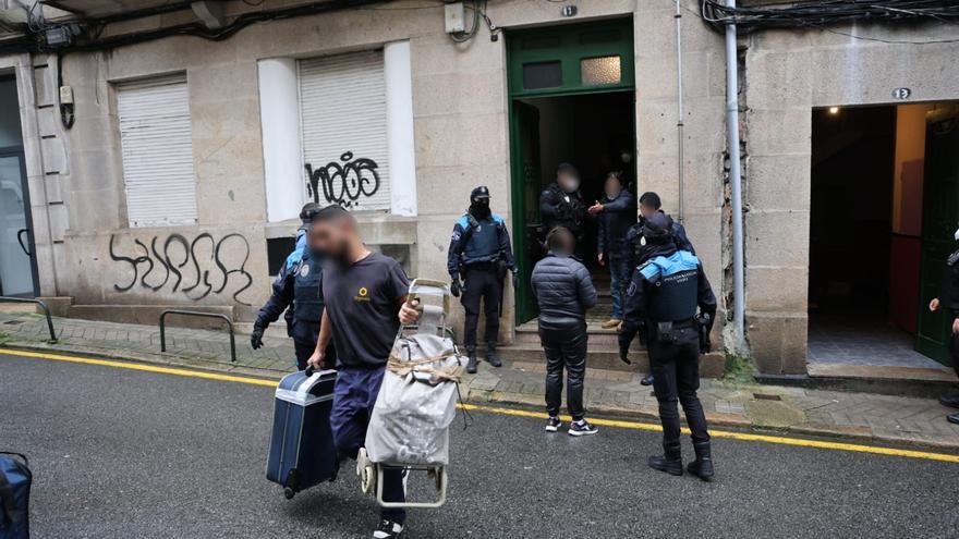 Hallan el cadáver de un hombre en el desalojo forzoso de las pensiones clandestinas del centro de Vigo