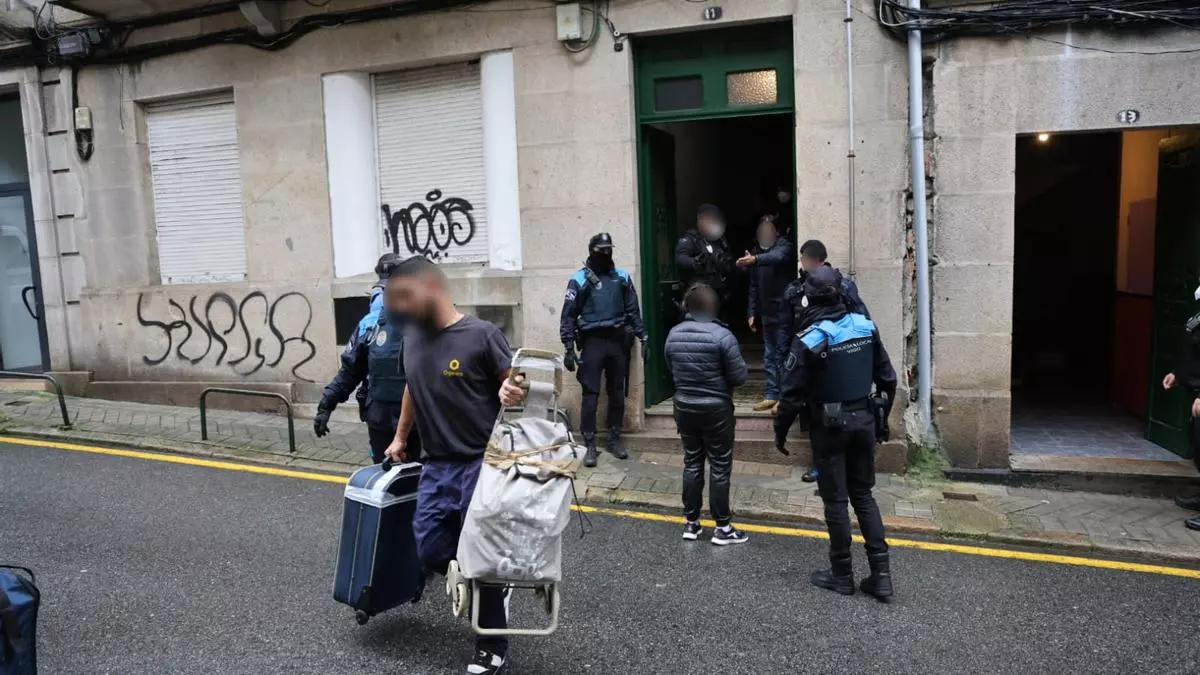 Hallan un cadáver en el desalojo forzoso de las pensiones clandestinas del centro de Vigo