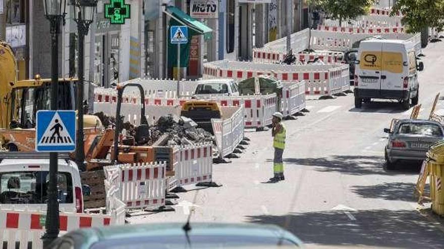 Los operarios ya trabajan en la humanización del último tramo de Vía Norte. // Cristina Graña