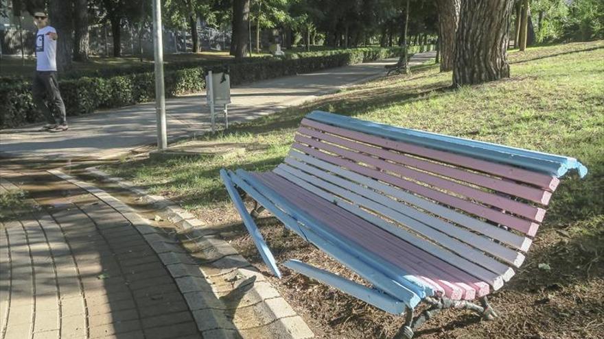 Destrozan el banco del parque del Príncipe de Cáceres homenaje a los transexuales