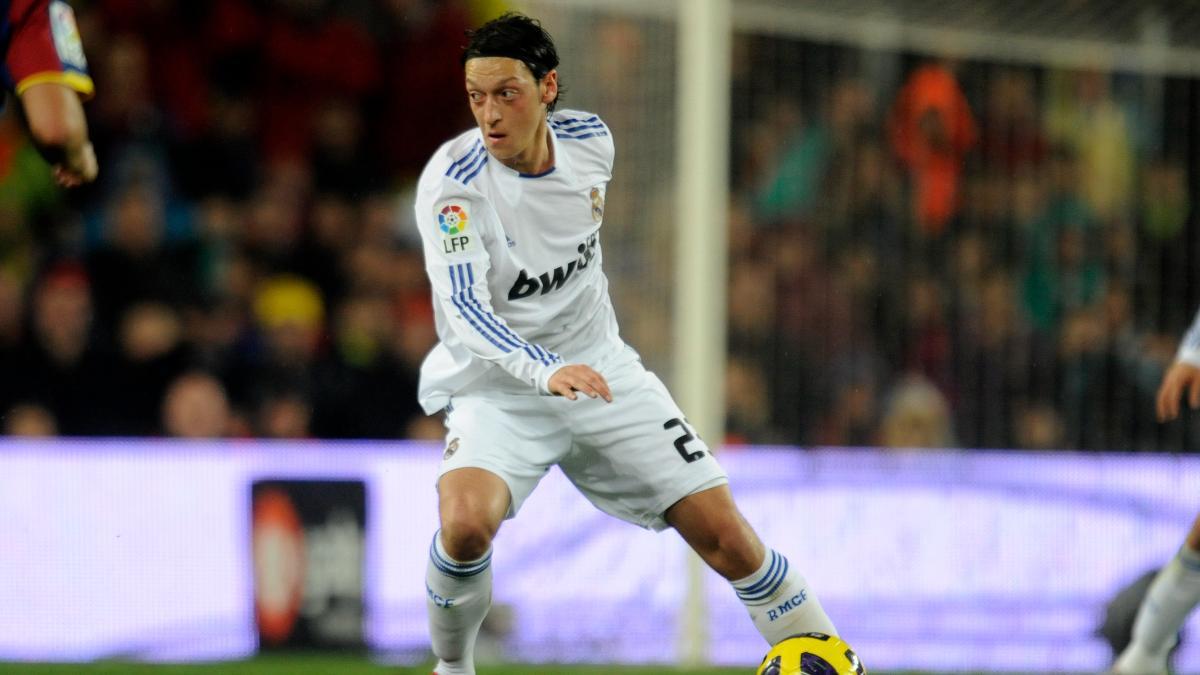 Y a la cuarta fue la vencida: el gol de Özil al Eintratch de Frankfurt