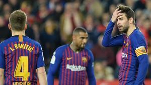 rpaniagua46677425 barcelona s spanish defender gerard pique  r  reacts to sevi190123233747