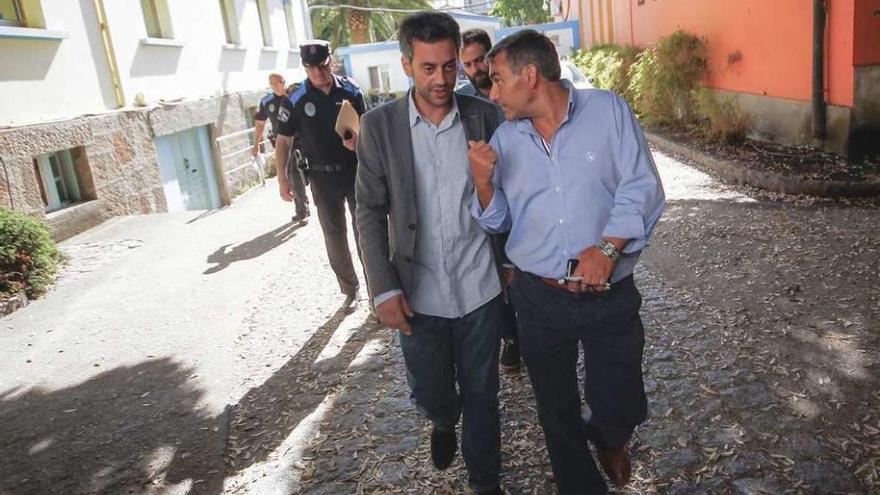El alcalde, Xulio Ferreiro, y el coordinador de Seguridad, Carlos García Touriñán, el jueves en la Policía Local.