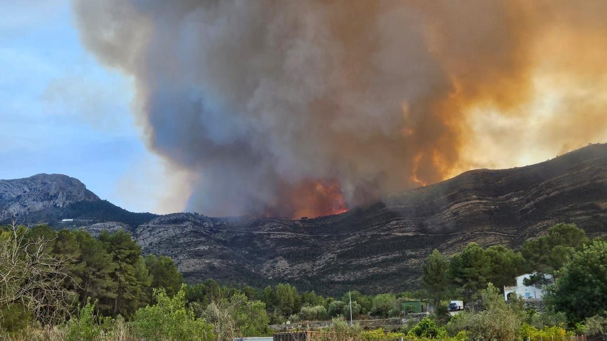 Las imágenes del incendio forestal declarado en Tàrbena.