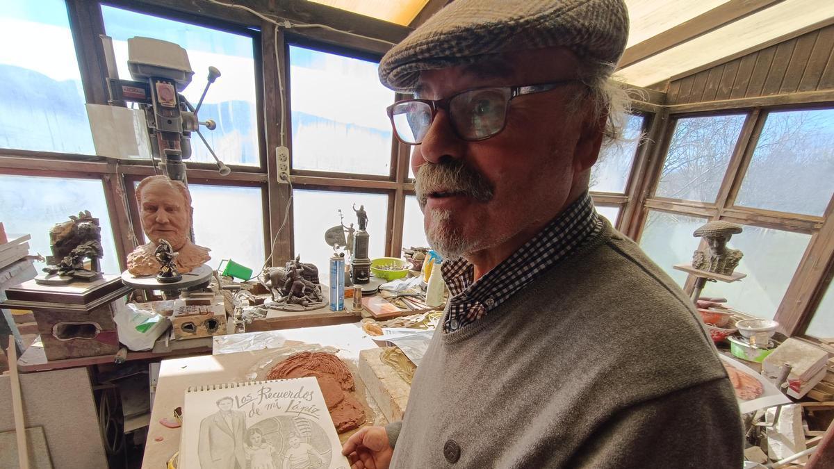 Juan Luis Iglesias Luelmo, en su taller de Areñes, con uno de dibujos.