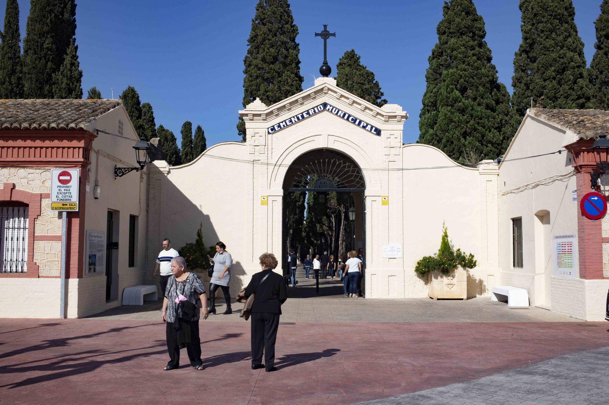 Día de Todos los Santos en el cementerio municipal de Alzira