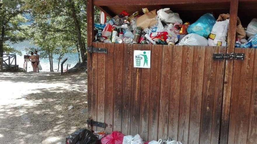 Los contenedores de basura, al máximo de su capacidad