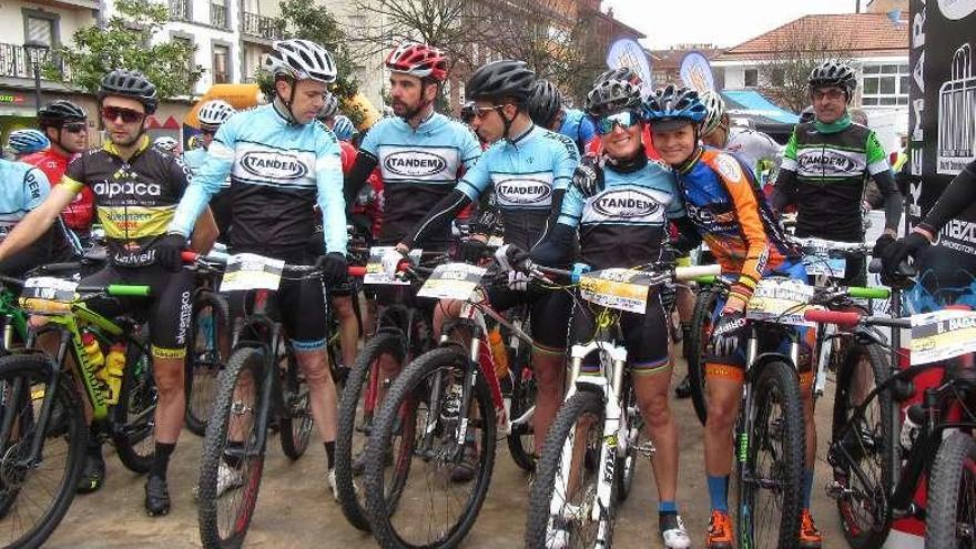 Merche Bueres y Rocío Gamonal, a la derecha, antes del comienzo de la prueba.