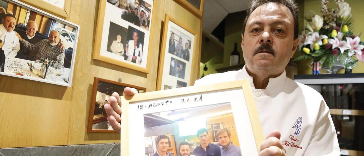 Orlando Valledor, ayer, en El Cartero, con una foto suya junto a los toreros Morante de la Puebla, Daniel Luque y El Juli después de la última corrida en  El Bibio en agosto de 2021, en la que torearon los tres juntos. | Ángel González