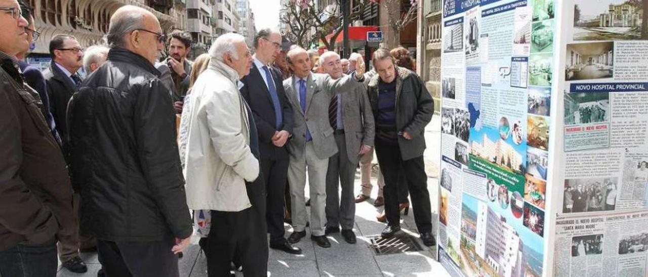 El conselleiro y otras autoridades, junto con personal médico, visitaron ayer la exposición. // Iñaki Osorio