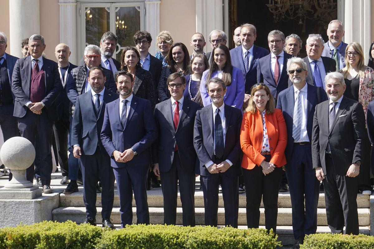 VARESE, 11/04/2025.- El presidente de la Generalitat de Cataluña, Salvador Illa (3i, delante), asumió este viernes en Varese (norte de Italia) la presidencia anual de los 'Cuatro Motores para Europa', una alianza de regiones industrializadas europeas, con el reto de tener voz en la Unión Europea (UE) en un contexto de creciente incertidumbre por los aranceles impuestos por Estados Unidos. EFE/Daniel Cáceres