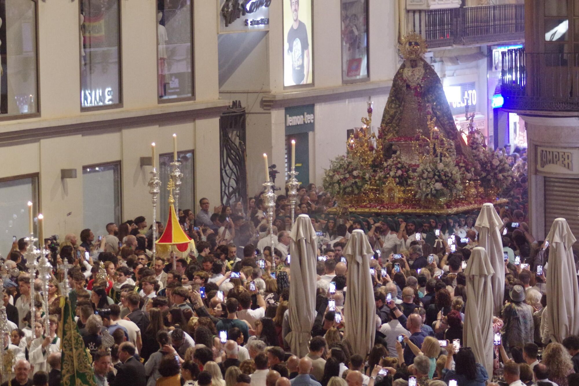 Procesión triunfal de regreso de la Virgen de la Esperanza a su basílica tras su peregrinación a Roma